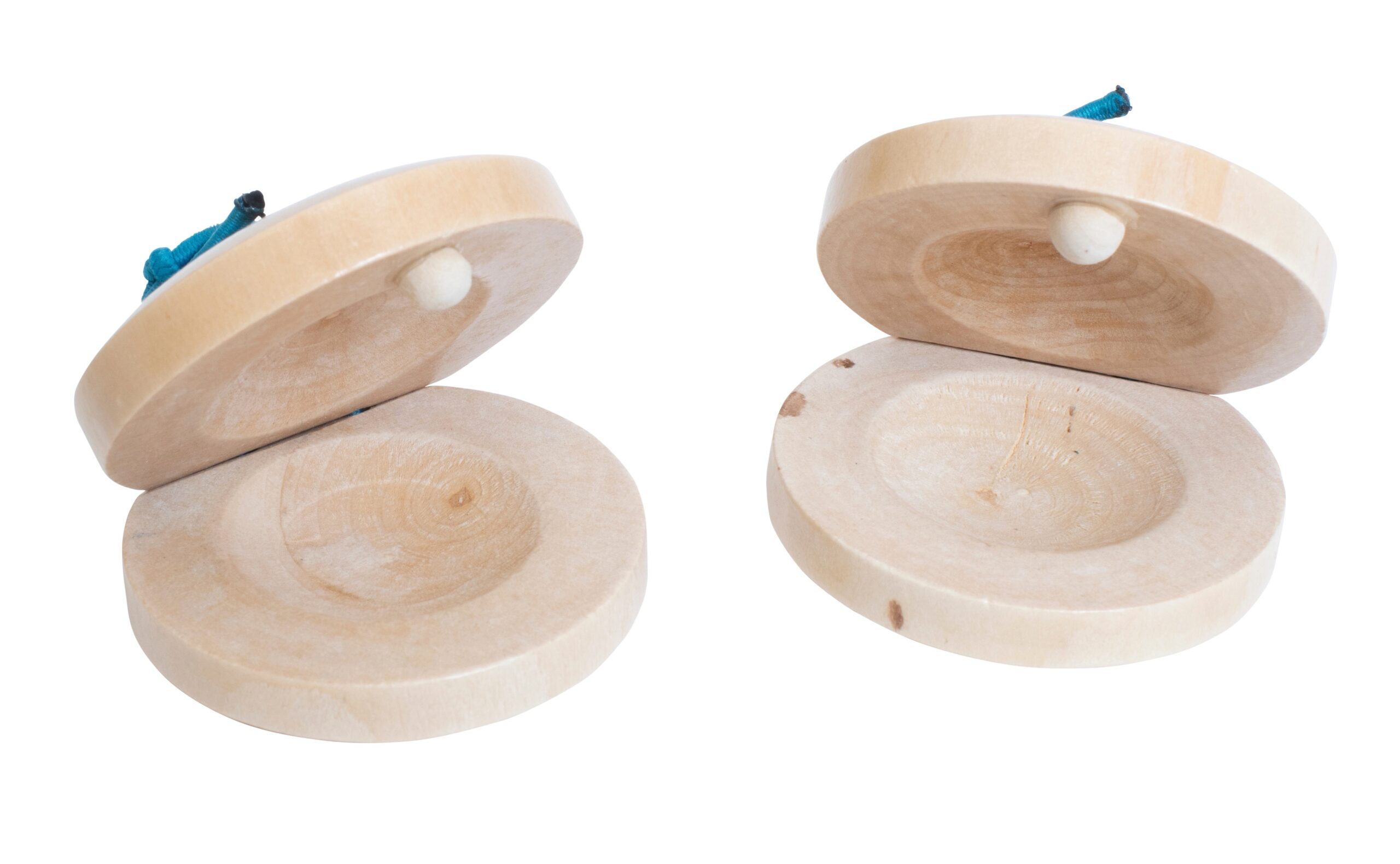 Houten castagnetten met een natuurlijke afwerking en een blauwe koord, geopend en klaar voor gebruik.