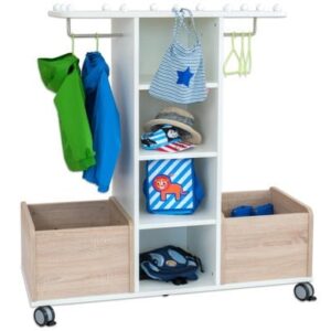 Kostuum garderobe Sarrasani in eiken en wit, met haken, opbergbakken en kleurrijke kinderkleding en accessoires.