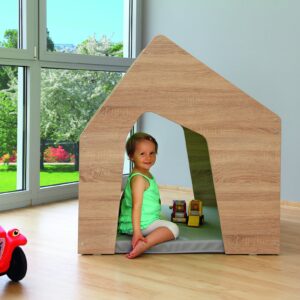 EduCasa Droomhuis Set Klein: houten speelhuisje met kind, speelgoed en groene tuin op de achtergrond. Stimuleert fantasier...