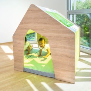 EduCasa Speelhuis Sinne met open structuur, ramen en deurpanelen, ideaal voor fantasierijk spel en samenwerking.