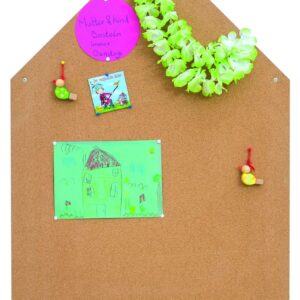 Speelse wandprikbord in huisvorm met kurklaag, versierd met tekeningen, notities en kleurrijke decoraties.