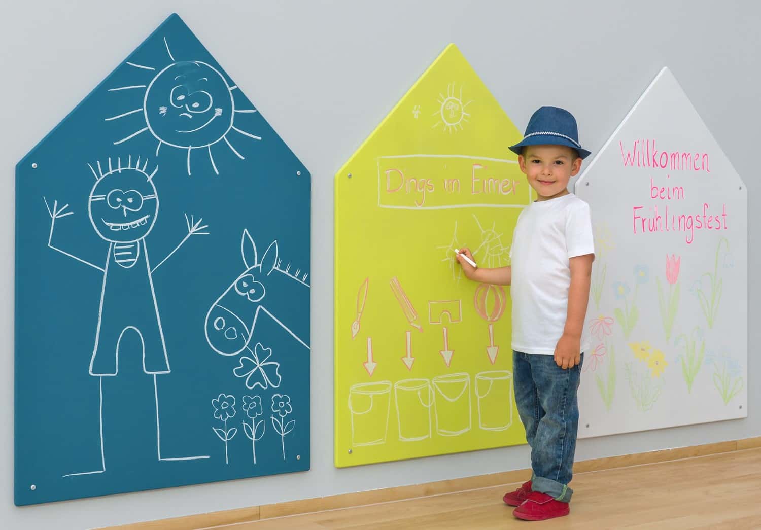 EduCasa Wandpaneel huis Petrol met kind die tekent, kleurrijke ontwerpen en educatieve elementen zichtbaar.