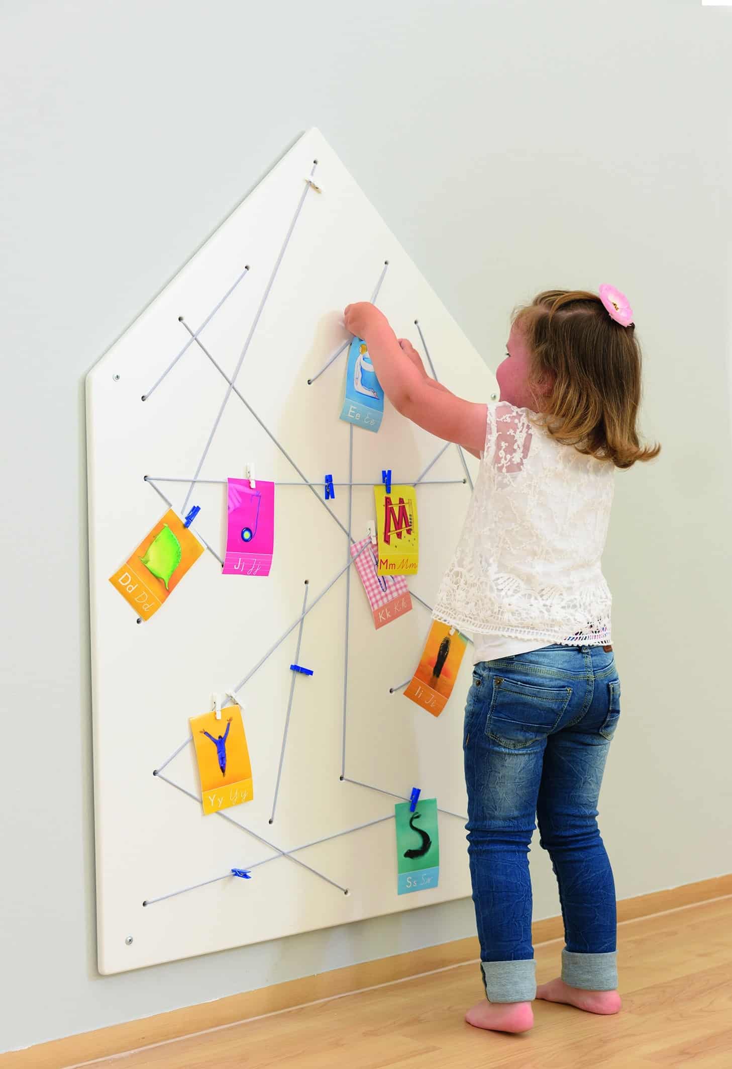 EduCasa Memo Board in huisvorm, met kleurrijke notities en een kind dat deze aan het bord bevestigt. Geschikt voor klasrui...