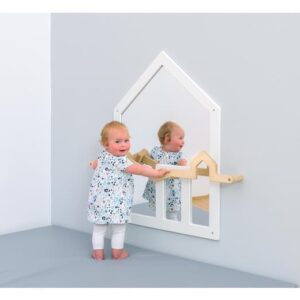 Witte wandspiegel in huisvorm met loopstang, ideaal voor kinderen om zelfbewustzijn te bevorderen.