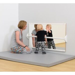 Spiegelwand Horizontaal met kinderen die samen spelen en hun bewegingen observeren, geplaatst tegen een muur.