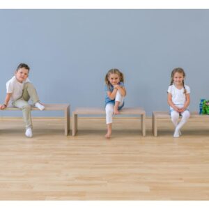 Drie kinderen zitten op een 3-delige banken set, gemaakt van stevig materiaal, ideaal voor klaslokalen en speelhoeken.