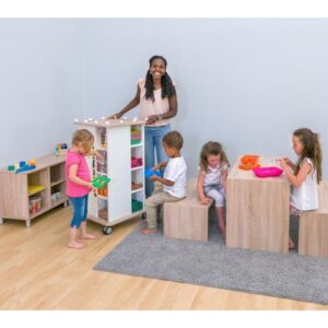Tafel Set 3-delig met drie stevige tafels, gebruikt door kinderen en een volwassene in een speelse omgeving.