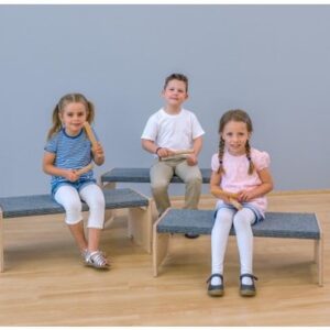 Comfortabele bank met tapijt, ideaal voor kinderen, biedt zachte zitplaatsen en geluidsdemping in speelhoeken.