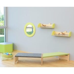 Trapeze bank met tapijt in speels design, ideaal voor scholen en kinderopvang, met trapeziumvormige vormgeving.