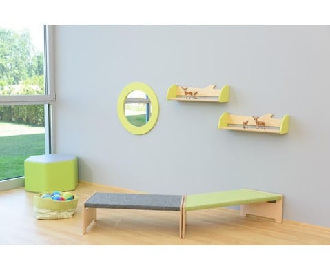 Trapeze bank met tapijt in speels design, ideaal voor scholen en kinderopvang, met trapeziumvormige vormgeving.