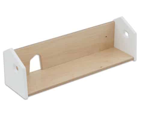 Witte wandplank in huisvorm, ideaal voor boeken en speelgoed, met een warme, huiselijke uitstraling.