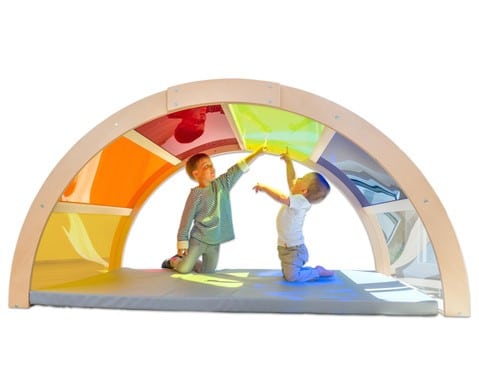 Kleurrijke EduCasa Senso Regenboog plexiglas speelstructuur met twee kinderen die spelen en lichtstralen verkennen.