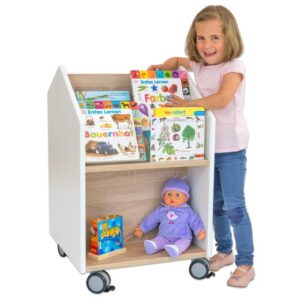 Witte boekenwagen met houten planken, gevuld met kleurrijke boeken en een pop, gebruikt door een meisje.