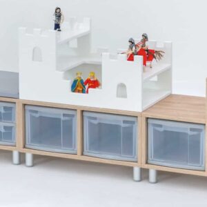 EduCasa Kasten Combinatie Ridderburcht met kasteel, speelgoedopslag en figuren voor rollenspellen in een speelruimte.