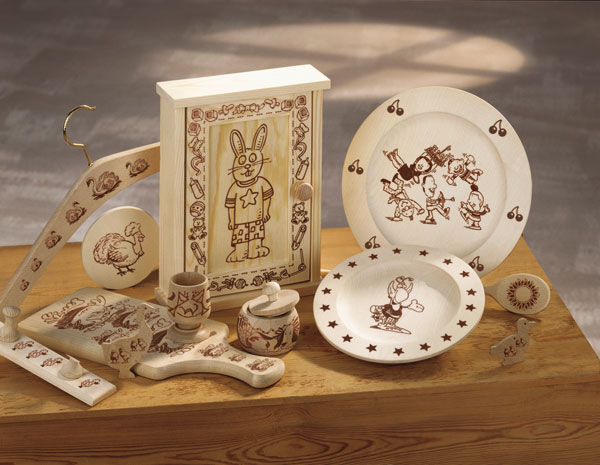 Hout gestookte set met diverse handgemaakte houten voorwerpen en gravures van dieren en figuren.
