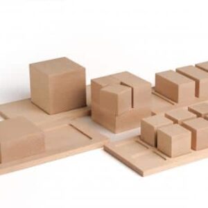 Houten bouwset met verschillende blokken en platen voor educatieve doeleinden in meetkunde en ruimtelijk inzicht.