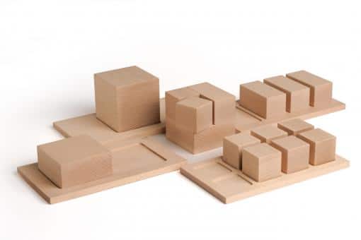 Houten bouwset met verschillende blokken en platen voor educatieve doeleinden in meetkunde en ruimtelijk inzicht.