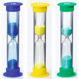 Zandlopers in verschillende kleuren, gemarkeerd voor 30 seconden, 1 minuut, 3 minuten, 5 minuten en 10 minuten.