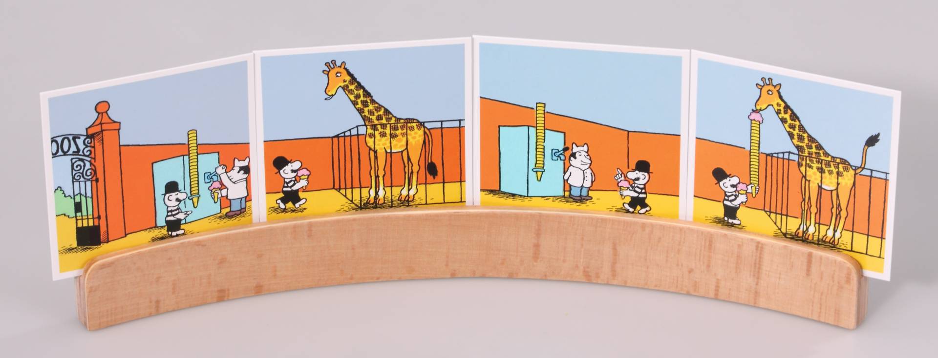 Praktische kaarthouder van 35 cm met vier vertelkaarten, ideaal voor overzichtelijke presentatie van verhalen.