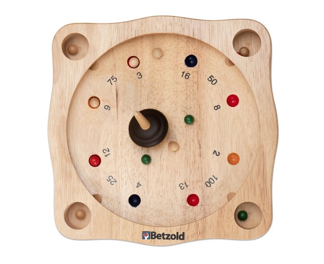 Tiroler roulette spelbord met draaiende bovenkant en gekleurde balletjes voor punten, gemaakt van hout.