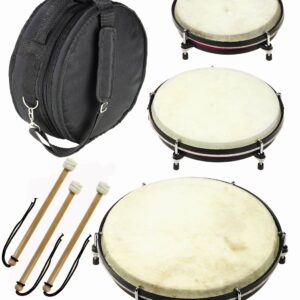 Trommelset met drie trommels in verschillende maten, stokken en een zwarte draagtas voor muziek en ritmeoefeningen.