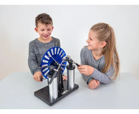 Kinderen draaien aan de slinger van de elektrificeermachine, terwijl bliksemflitsen tot 6 cm ontstaan.