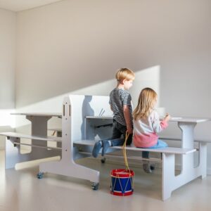 Dubbele Vouwtafel 12-zits FSC, met kinderen die aan de tafel zitten, ideaal voor kinderopvang en multifunctioneel gebruik.