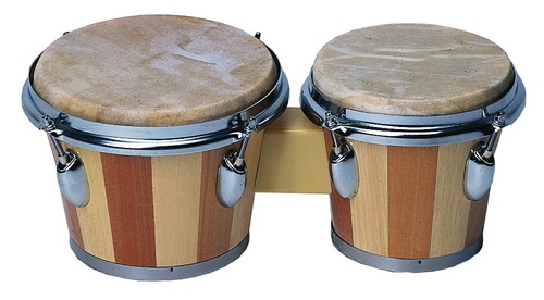 Bongos met houten schalen en metalen bevestigingen, geschikt voor muziek en ritmespel.