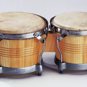 Houten bongo met twee trommels, metalen bevestigingen en leren membranen, ideaal voor ritme en coördinatie.