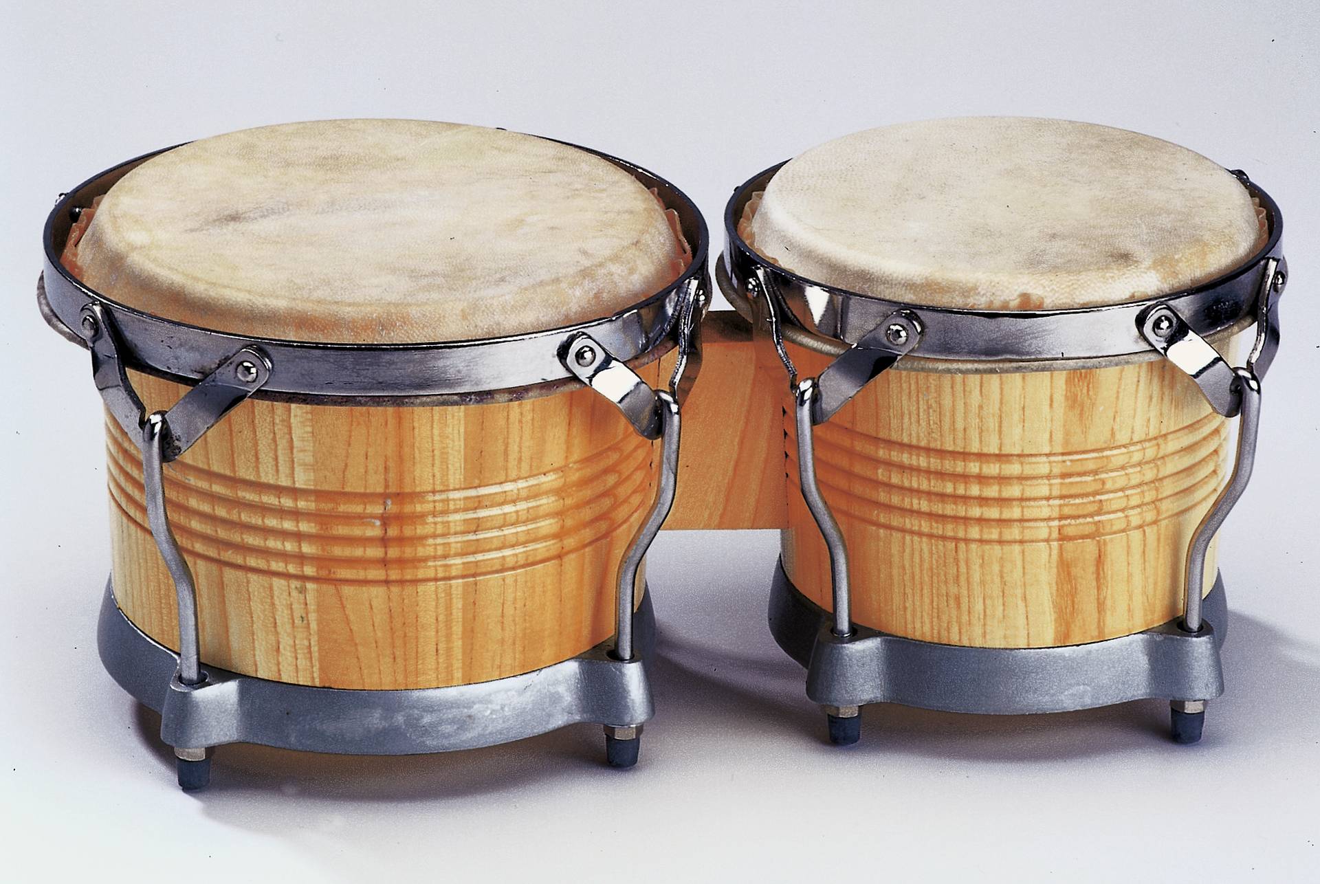 Houten bongo met twee trommels, metalen bevestigingen en leren membranen, ideaal voor ritme en coördinatie.