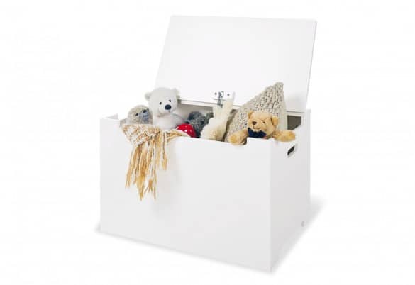 Witte opbergkist met deksel, gevuld met knuffels en een deken, ideaal voor speelgoedopslag in speelruimtes.