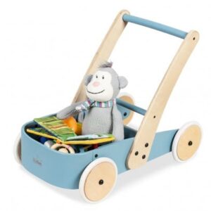 Blauwe loopwagen met houten handvat, gevuld met speelgoed en een knuffel, ideaal voor rollenspel en ontwikkeling.