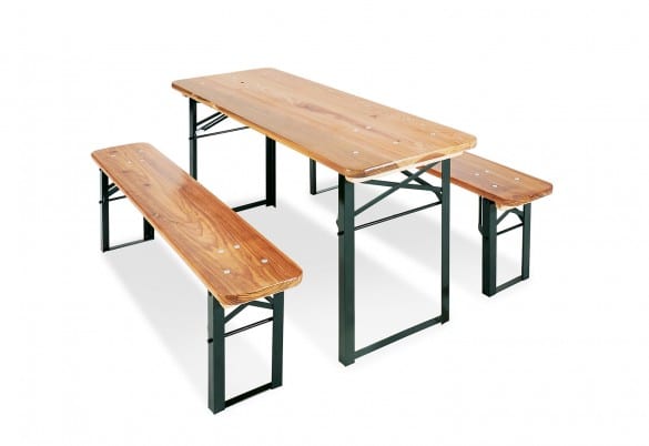 Set van opvouwbare tafel en 2 banken in kinderformaat, met houten bovenblad en metalen onderstel. Ruimtebesparend.