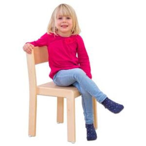 Quadro peuterstoel van beukenhout, milieuvriendelijk afgewerkt, met een meisje in een roze shirt die erop zit.