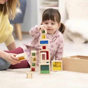 32 gekleurde houten raamblokken, een kind bouwt creatief met blokken in verschillende kleuren en vormen op een zachte vloer.