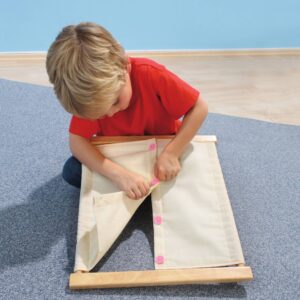 Montessori sluitingen set met 6 leerframes, kind leert zelfstandig werken met knopen en sluitingen. Geschikt vanaf 3 jaar.