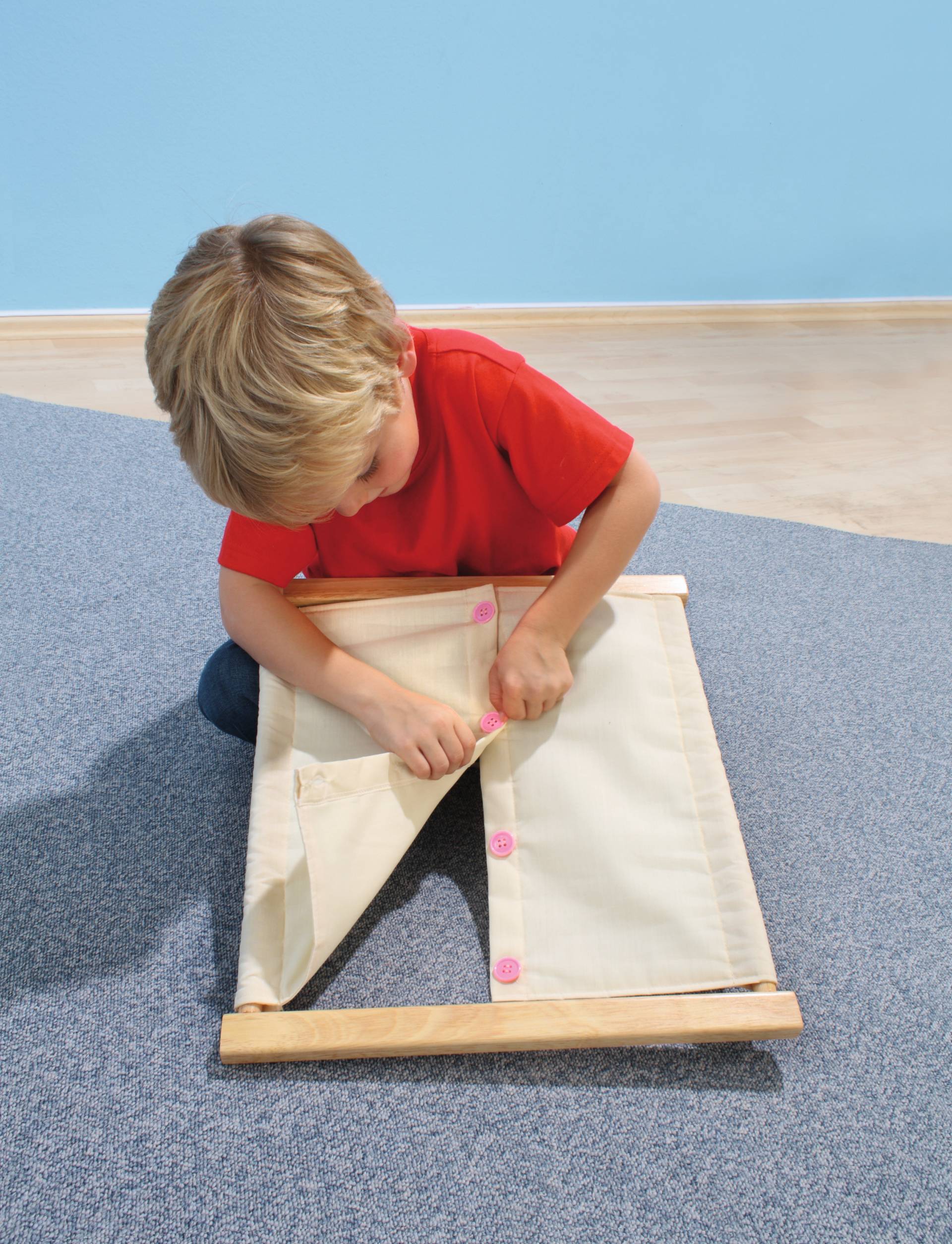 Montessori sluitingen set met 6 leerframes, kind leert zelfstandig werken met knopen en sluitingen. Geschikt vanaf 3 jaar.