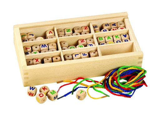 Houten letterkralen in opbergdoos, 130-dlg, met 4 touwen. Afmetingen: 21,5 x 11,5 x 4,5 cm. Geschikt voor taalontwikkeling.