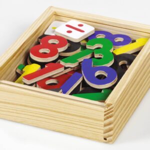 Magnetische cijfers in diverse kleuren in een houten doos, ideaal voor leren en combineren van getallen.