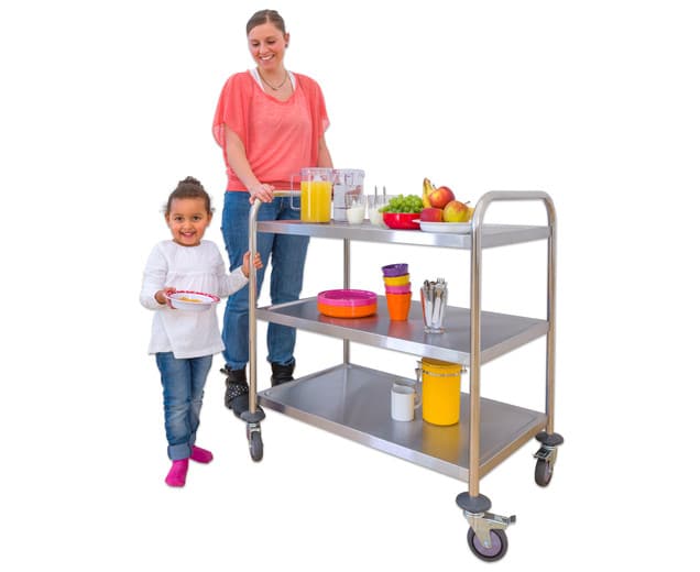 Praktische serveerwagen met drie planken, gevuld met eten en drinken, gebruikt door een vrouw en een kind.