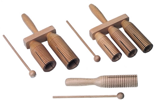 Houten 2 toon guiro met twee tonen en bijbehorende stokjes, ideaal voor muziekonderwijs en creatief spelen.