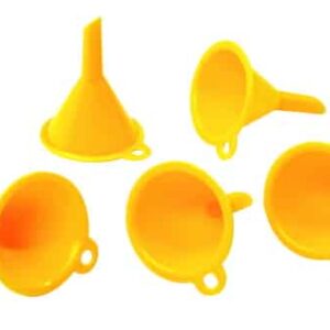 Vijf gele plastic trechters met een diameter van 4 cm, ideaal voor experimenten en spelletjes met vloeistoffen.
