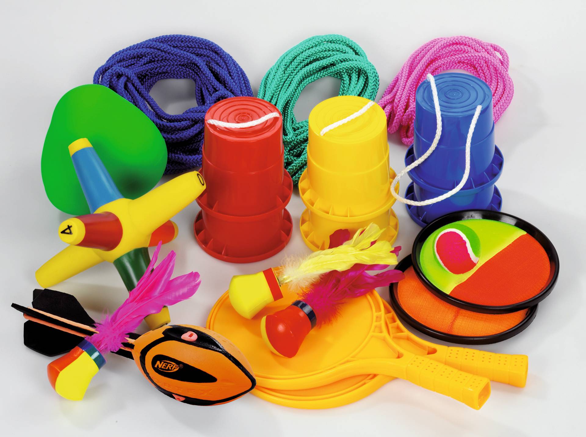 Kleurrijke pauzekist met buitenspeelmaterialen zoals ballen, hoepels, bekers en touwen voor actieve pauzes.