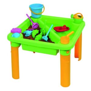 Speeltafel voor zand en water met kleurrijke accessoires zoals schepjes, emmer en gieter, geschikt voor binnen en buiten.