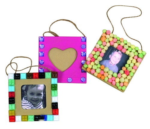 Set van 12 kleurrijke fotolijsten (8 x 8 cm) versierd met kralen en glitters, geschikt voor creatieve projecten.