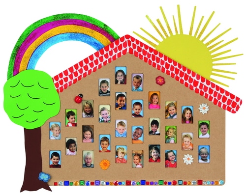 Kleurijk fotoframe in de vorm van een huis met fotos van kinderen, een boom, zon en een regenboog.