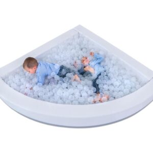 Transparante speelballen in een zachte hoek, met twee kinderen die erin spelen en zich vermaken. 500 stuks.