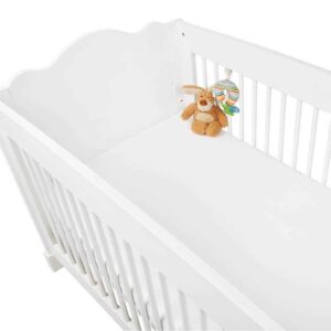 Jersey hoeslaken 120x60cm in ster grijs, OEKO-TEX®, geschikt voor kinderbedden, met een knuffel zichtbaar.
