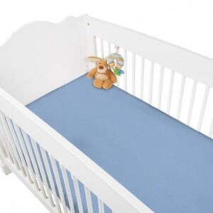 Badstof hoeslaken 120x60cm in een kinderbedje met een knuffel en mobiel, OEKO-TEX® gecertificeerd.