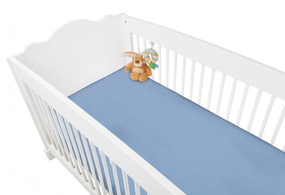 Badstof hoeslaken 120x60cm in een kinderbedje met een knuffel en mobiel, OEKO-TEX® gecertificeerd.